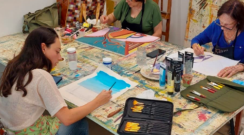 Fernanda pintando no ateliê